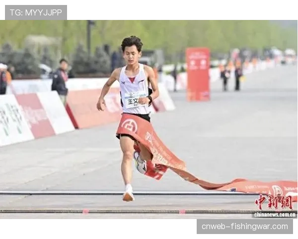 王文杰冲线瞬间北京半程马拉松新纪录诞生时刻